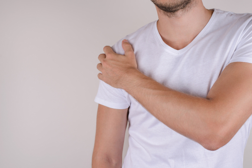 Axelluxation orsakar ofta plötslig smärta och svårighet att röra armen. Foto: Shutterstock