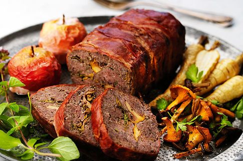 Hjortfärslimpa med kantareller och bakat äpple