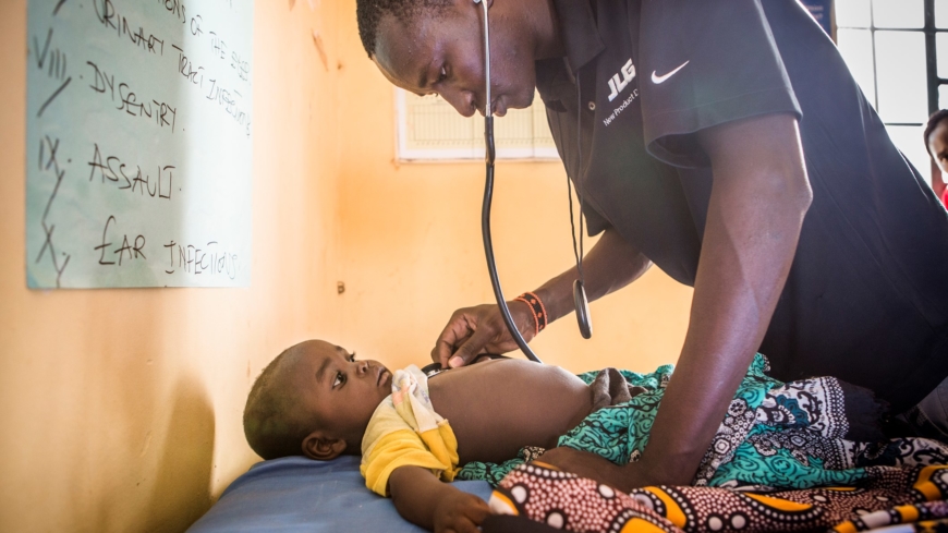 Förra året dog över 800 000 barn i lunginflammation, det innebär att ett barn dör var 39 sekund. Foto: Jonathan Hyams/Save the Children