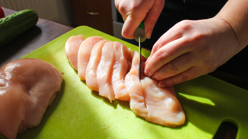 Den som följer Livsmedelsverket råd för hantering av rå kyckling kan minska sin risk att bli sjuk. Foto: Shutterstock