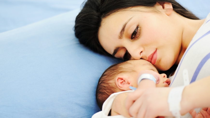 Kängurumetoden ger nyfödda mer tid nära föräldrarna