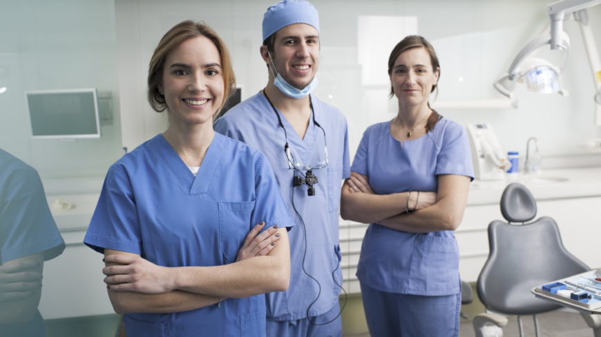 Då det är fri prissättning inom tandvård kan det skilja sig ganska ordentligt åt när det kommer till priser för tandvård. Foto: Shutterstock