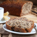 Filmjölksbröd med nötter och torkad frukt