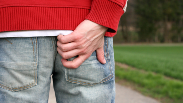 Hemorrojder, analklåda & analsprickor: orsak, symtom & behandling