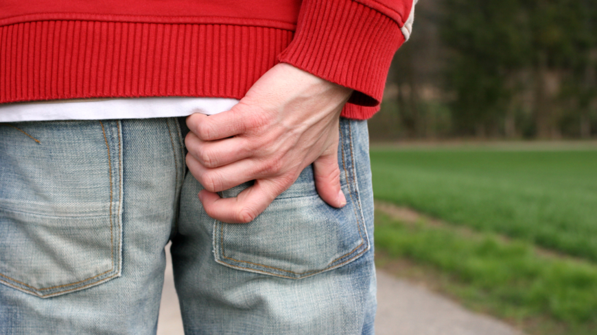 Hemorrojder, analklåda & analsprickor: orsak, symtom & behandling
