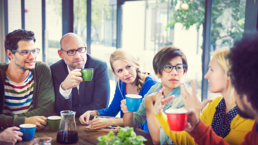 Risken att drabbas av ohälsa på grund av bristen på sociala kontakter är större hos yngre personer menar forskarna bakom studien. Foto: Shutterstock