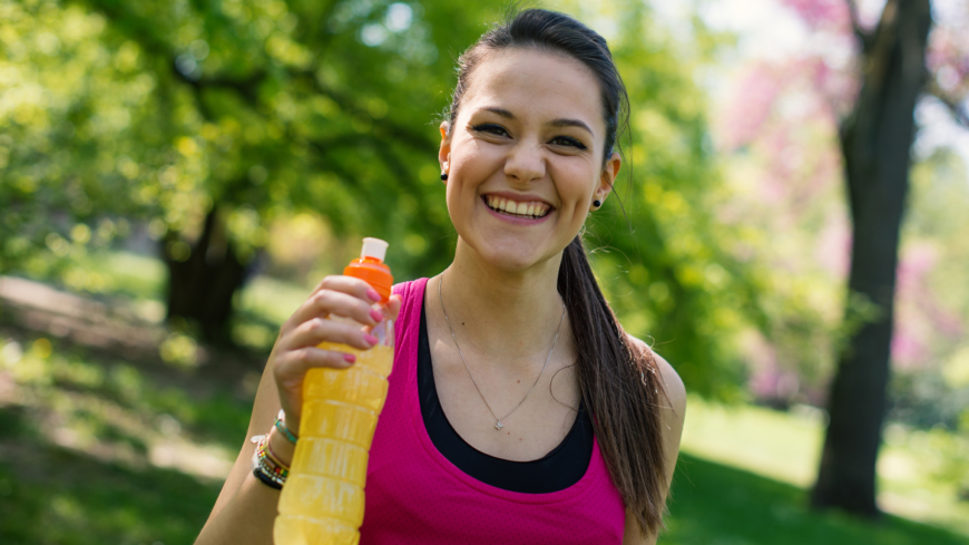 Sportdrycker är en av de drycker som orsakar frätskador på tänderna hos unga. Foto: Shutterstock