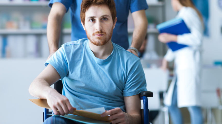 Med övergång menas flytten från barnsjukvård till vuxensjukvård för den som lever med sällsynt diagnos. Foto: Shutterstock