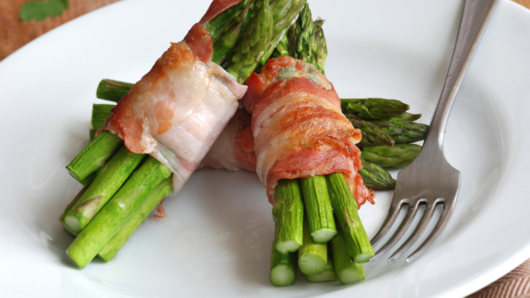Lax i papper med sparris och persiljesmör