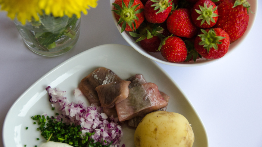 Midsommarmaten innehåller flera nyttiga delar som fisk och färskpotatis.  Foto: Shutterstock