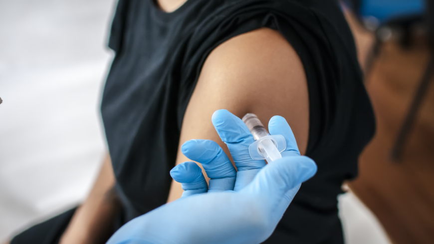 Genom att vaccinera sig skyddar man både sig själv, andra och bidrar till att vi kan gå tillbaka till ett mer normalt samhälle. Foto: Shutterstock