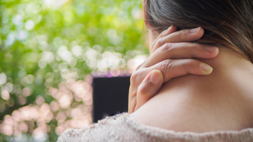 Känner du av spänningar i axlar och nacke mer eller mindre dagligen är du långt ifrån ensam.  Foto: Shutterstock