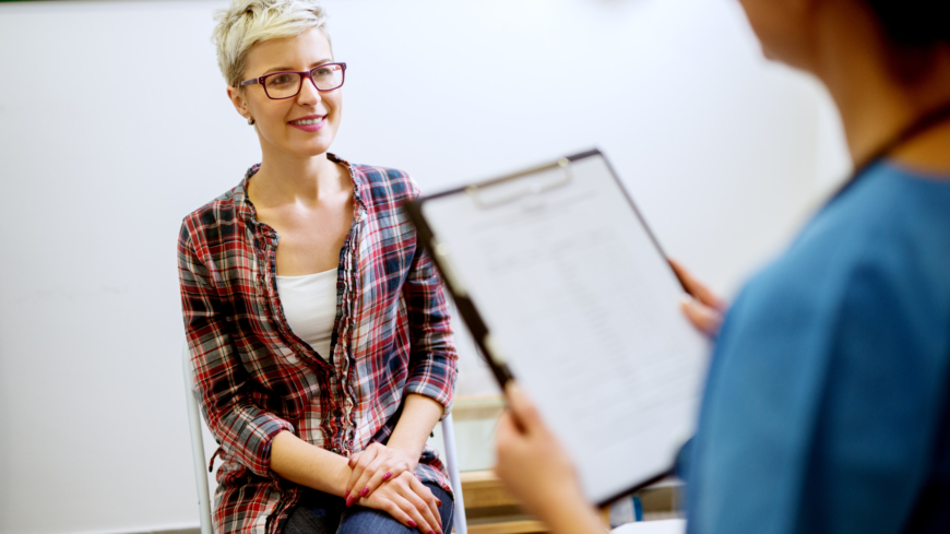 Forskning visar att bara fem minuters rådgivande samtal ökar sannolikheten att sluta röka. Foto: Shutterstock
