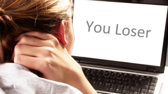 Var fjärde flicka mobbad på nätet